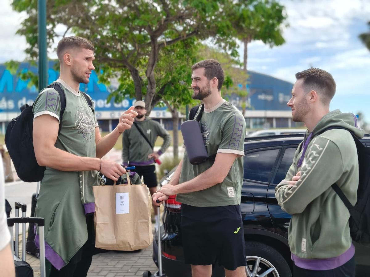 Los jugadores cajistas, justo antes de partir hacia Badalona.