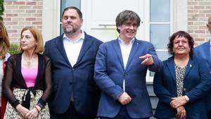 Puigdemont i Junqueras es reuneixen en plenes negociacions de la investidura