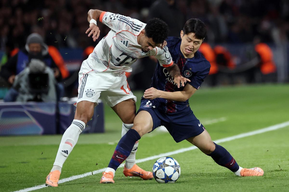 PARIS (France), 04/11/2025.- Kang Lee of Paris Saint Germain (R) and Luis Diaz of Bayern Munich in action during the UEFA Champions League phase match between PSG and FC Bayern Munich in Paris, France, 04 November 2025. (Liga de Campeones, Francia) EFE/EPA/CHRISTOPHE PETIT TESSON