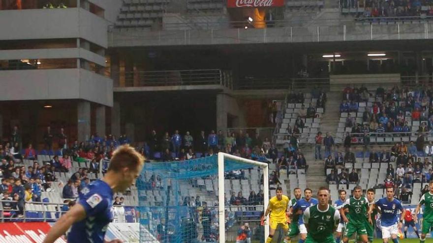 Susaeta saca una falta en el partido del Oviedo ante el Leganés.