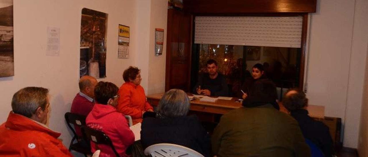 Los colectivos del centro en el consello veciñal con la alcaldesa y el edil Ezequiel Fernández. // G.N.