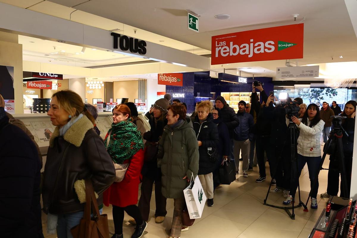 En imágenes | Comienzan las rebajas de invierno en Zaragoza