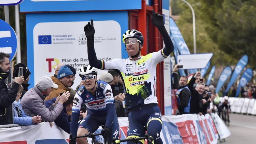 El portugués Rui Costa levanta los brazos tras ganar la primera etapa de la Challenge