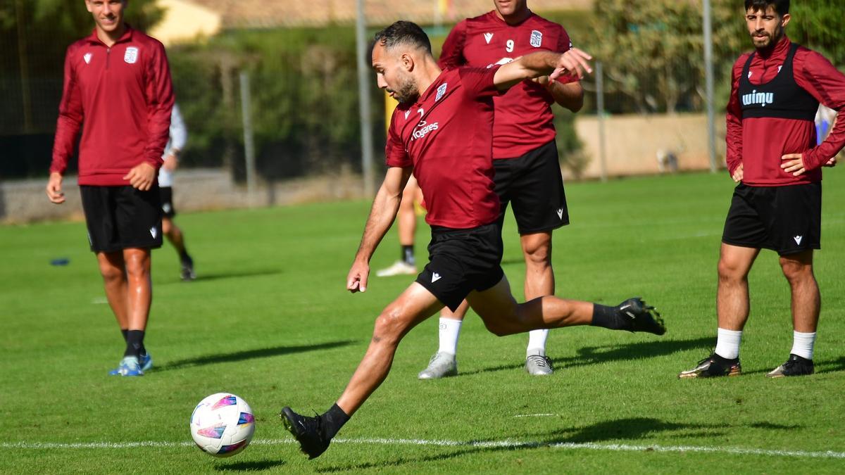 Jugadores del Cartagena, en un entrenamieto en La Manga Club