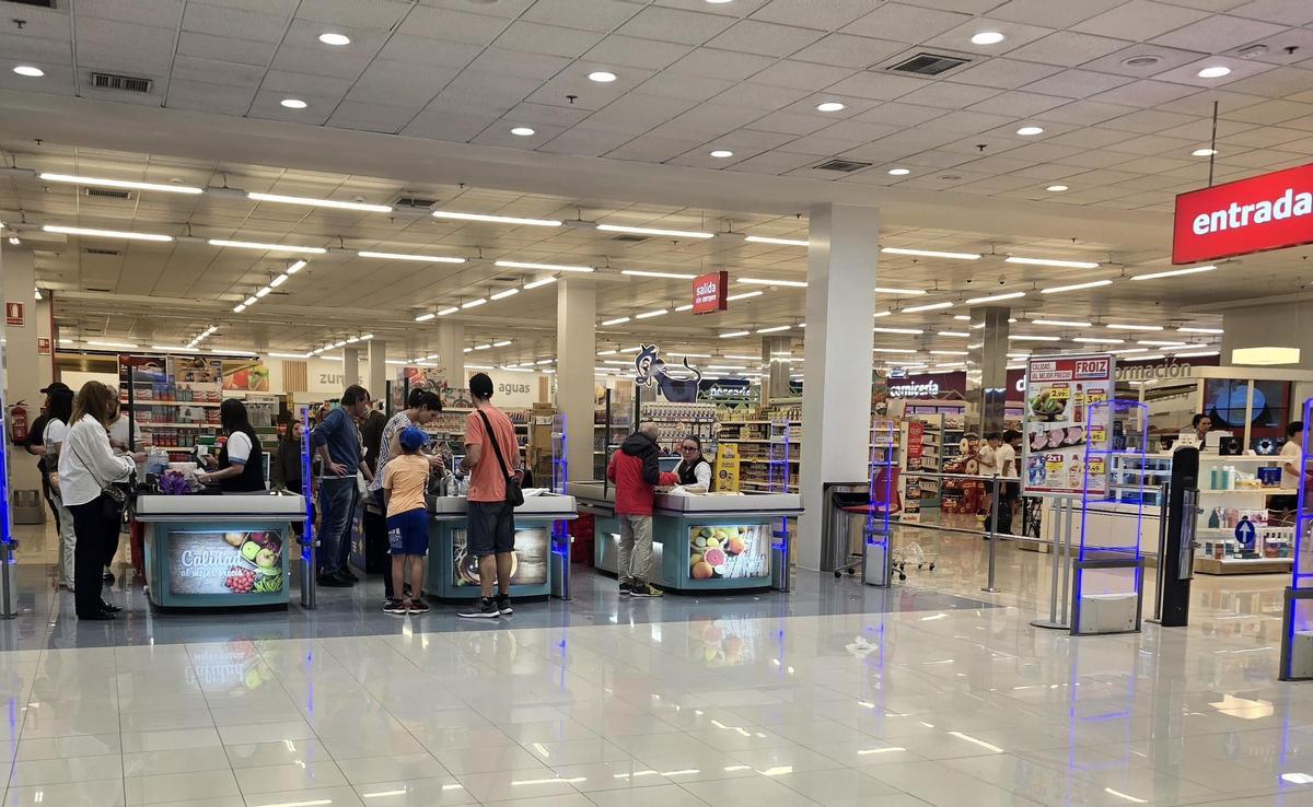 Clientes de Froiz comprando provisiones.