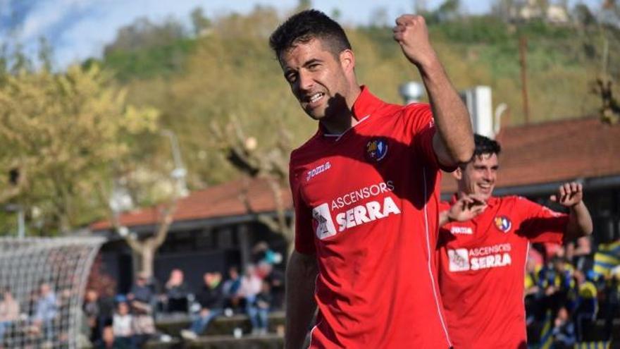 Hèctor Simon celebra el gol que li va donar la victòria i el «play-off» a l&#039;Olot davant el Palamós