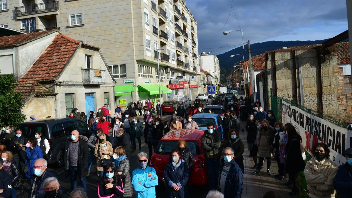 La concentración delante del centro de salud de Moaña de este fin de semana para reclamar el regreso del servicio de urgencias.