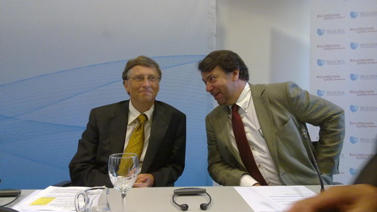 Bill Gates con el investigador Pedro Alonso, hoy en Cosmocaixa