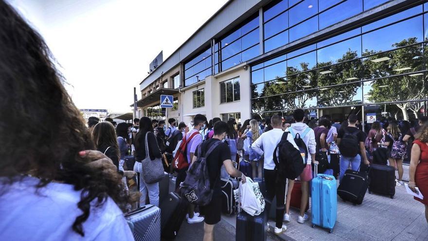 La estudiantes, hasta ahora confinados, en el Puerto de Palma para salir hacia la península