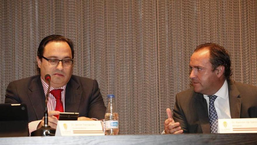Por la izquierda, Javier Fernández y Ramón de Santiago, en la asamblea de accionistas.