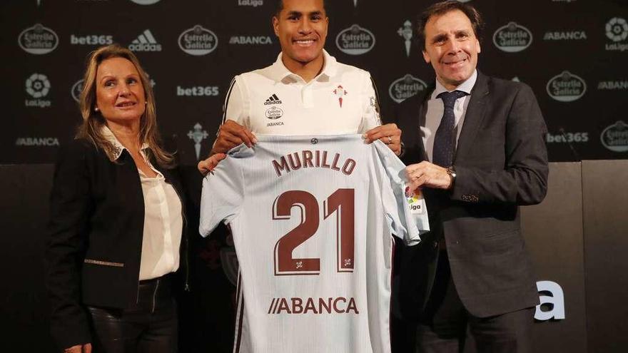 Jeison Murillo, ayer, en su presentación, junto a María José Táboas y Felipe Miñambres. // Jose Lores