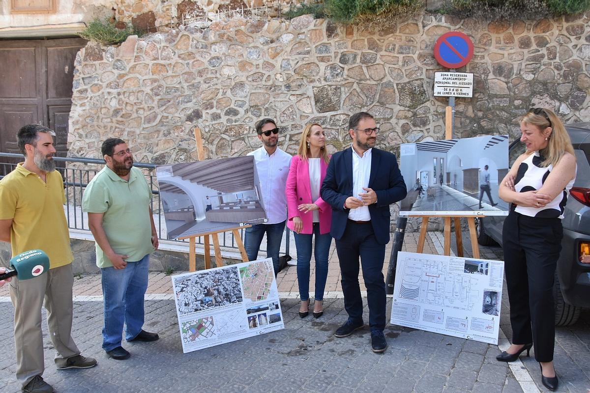 Diego José Mateos y María Ángeles Mazuecos, durante la presentación del proyecto de rehabilitación de la antigua cárcel, este miércoles.