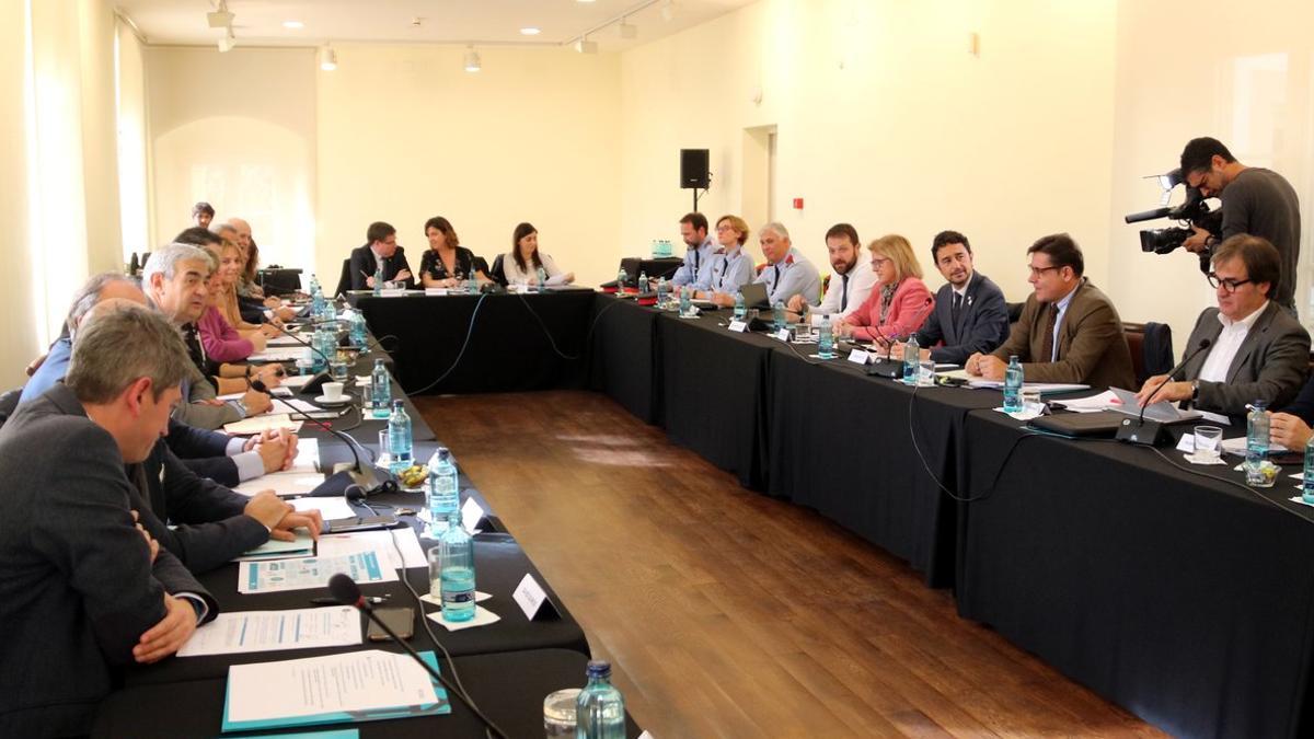 Imagen de la reunión de la Comisión Mixta entre la Generalitat y el Ayuntaiento de L'Hospitalet