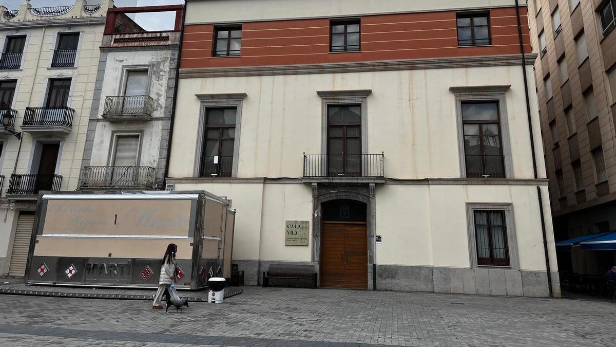 La casa que el equipo de gobierno de Nules quiere comprar está en plena plaza Mayor, junto al nuevo ayuntamiento. En la imagen, se trata del inmueble más estrecho situado tras la churrería.