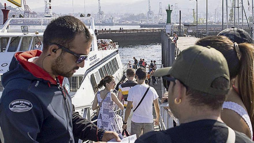 Un trabajador controla el acceso a un barco. // Cristina Graña