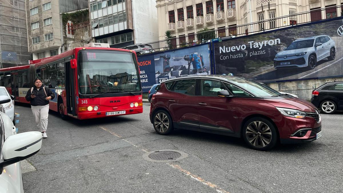Un vehículo mal aparcado bloquea el tráfico en Federico Tapia.