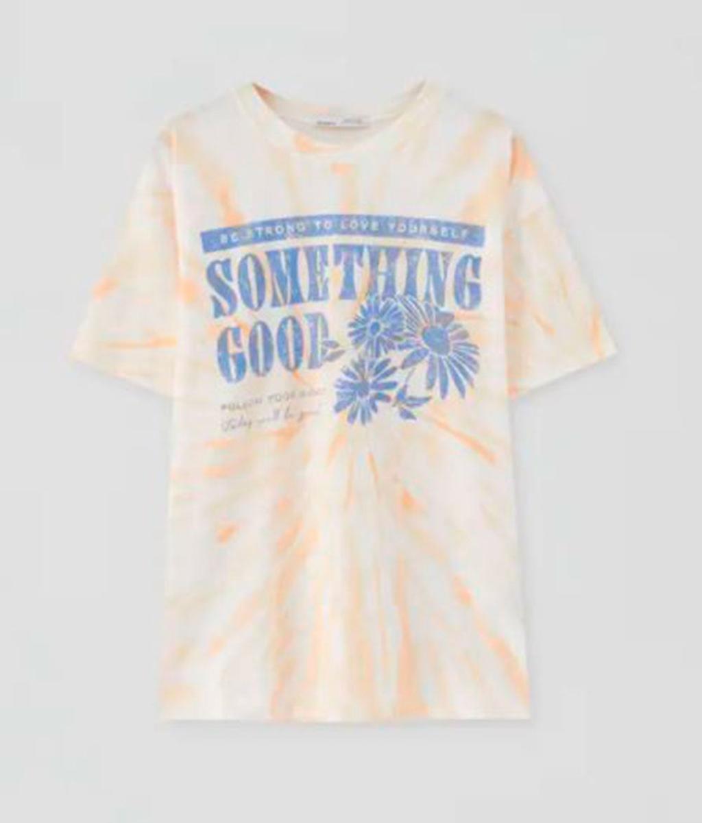 Camiseta tie-dye de Pull&Bear (precio: 12,99 euros)