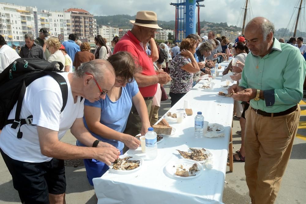 Sanxenxo homenajea a os turistas con una sardiñada