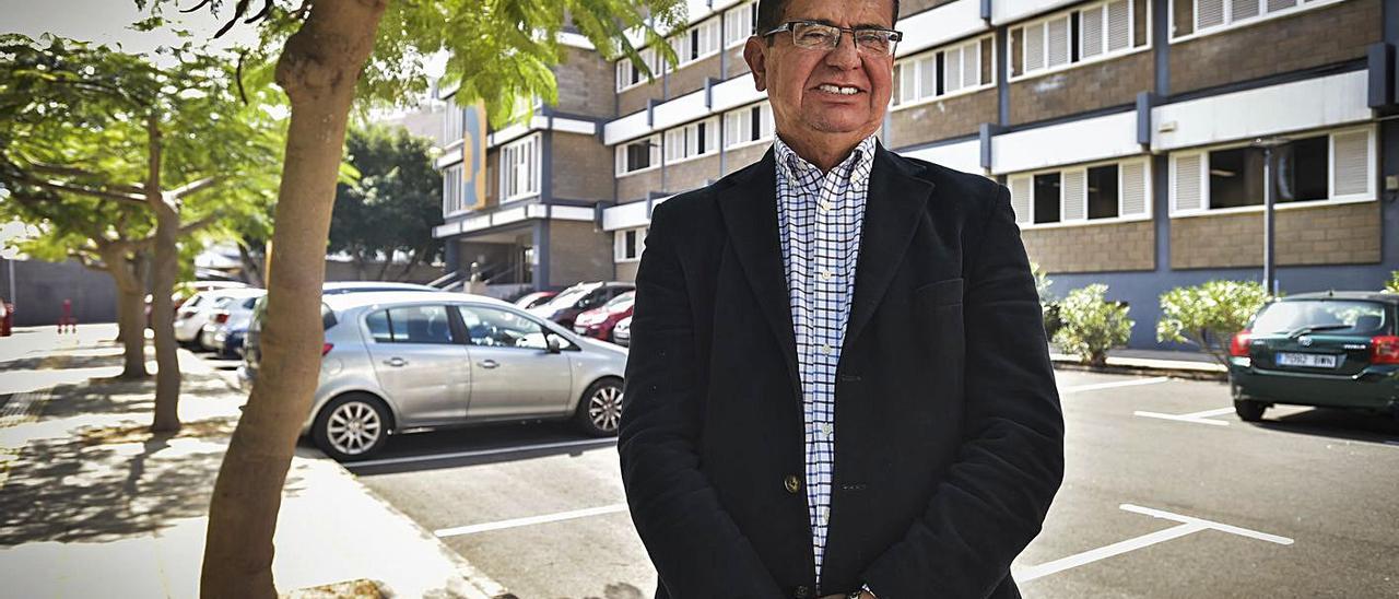 El historiador Manuel Lobo ante la Facultad de Historia de la Universidad de Las Palmas de Gran Canaria. | | ANDRÉS CRUZ