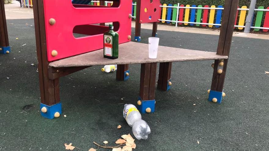 Imagen de un parque infantil tras un botellón.