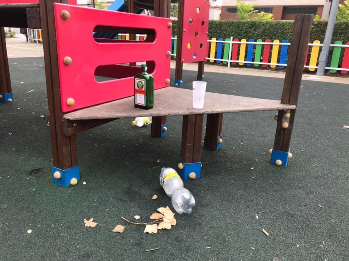 Imagen de un parque infantil tras un botellón.