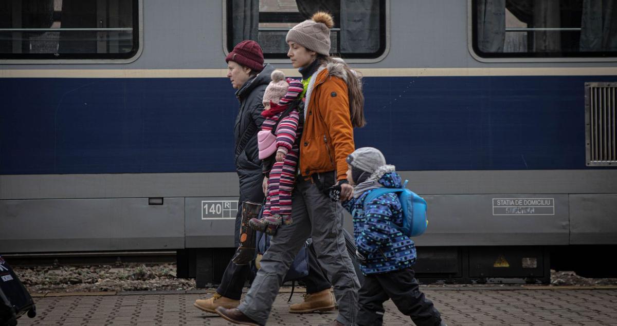 Una familia de refugiados ucranianos, en la estación de tren de Suceava, Rumanía. | LOYOLA PÉREZ DE VILLEGAS