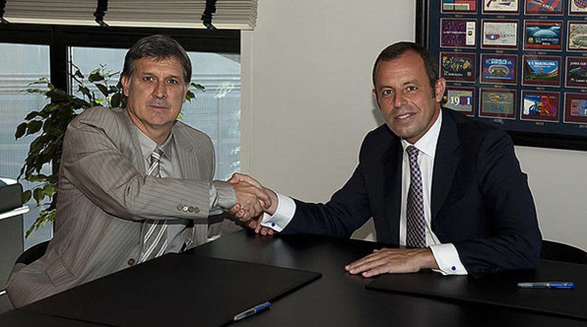 El nou tècnic blaugrana firma davant Sandro Rosell el contracte que el vincula al club per dues temporades.