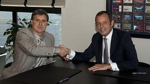 El nou tècnic blaugrana firma davant Sandro Rosell el contracte que el vincula al club per dues temporades.