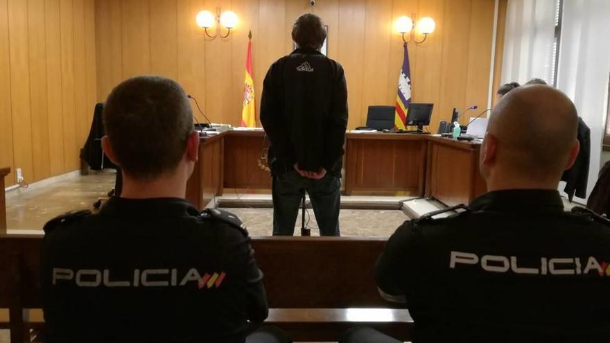 El acusado de un robo con violencia que al final fue absuelto, ayer al inicio del juicio en Palma.