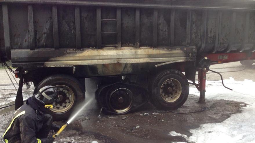 Los bomberos sofocan un incendio en un camión que transportaba carbón en Tineo