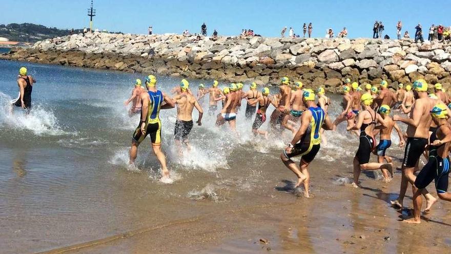 Los participantes, al inicio de la prueba en la playa de Poniente.