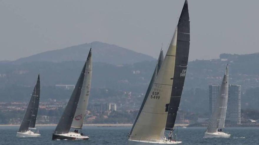 Un instante de una de las regatas disputadas ayer en la bahía de Baiona. // José Lores