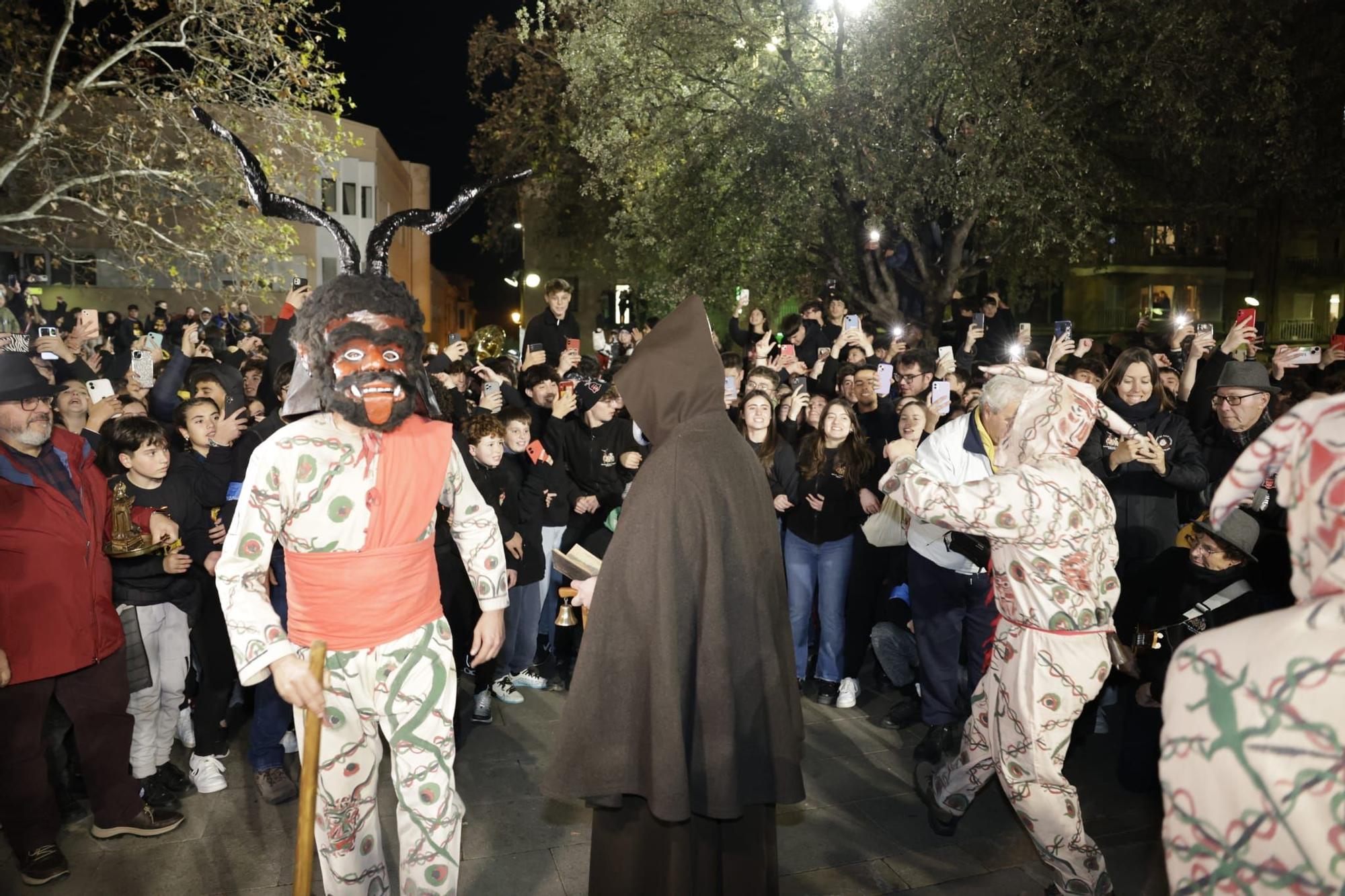 Sant Antoni | Búscate en las imágenes del 'Primer Ball' de los 'Dimonis' de Manacor
