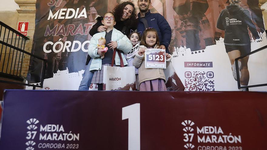 La recogida de dorsales de la Media Maratón de Córdoba 2023, en imágenes