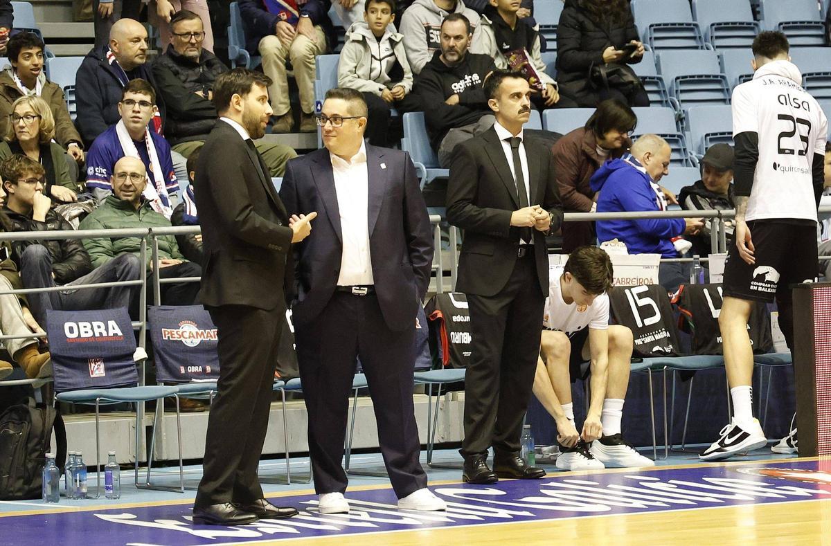 Pablo Cano, a la derecha, y Diego Epifanio, en el centro, antes del partido en Sar.