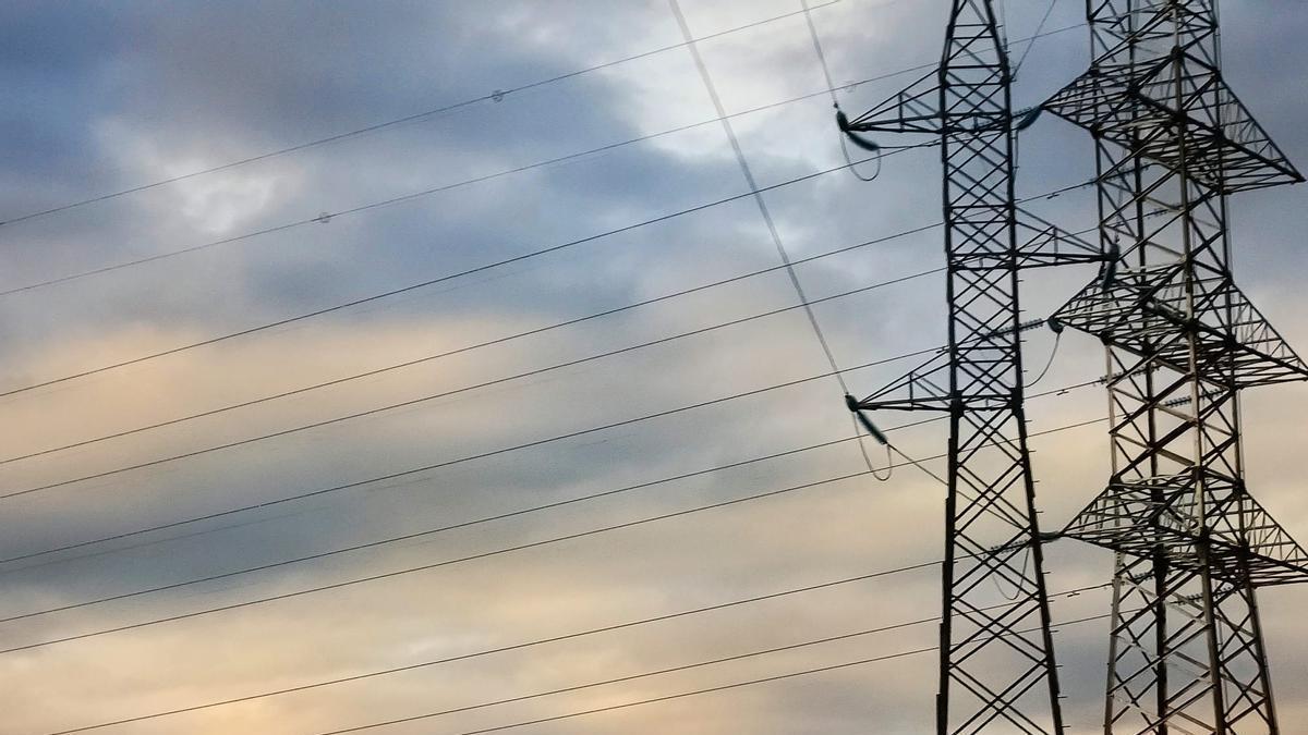 RED ELÉCTRICA | El Gobierno lanza un plan urgente de 600 millones para reforzar la red eléctrica y usar menos el ‘escudo’ de las centrales de gas que sube la luz