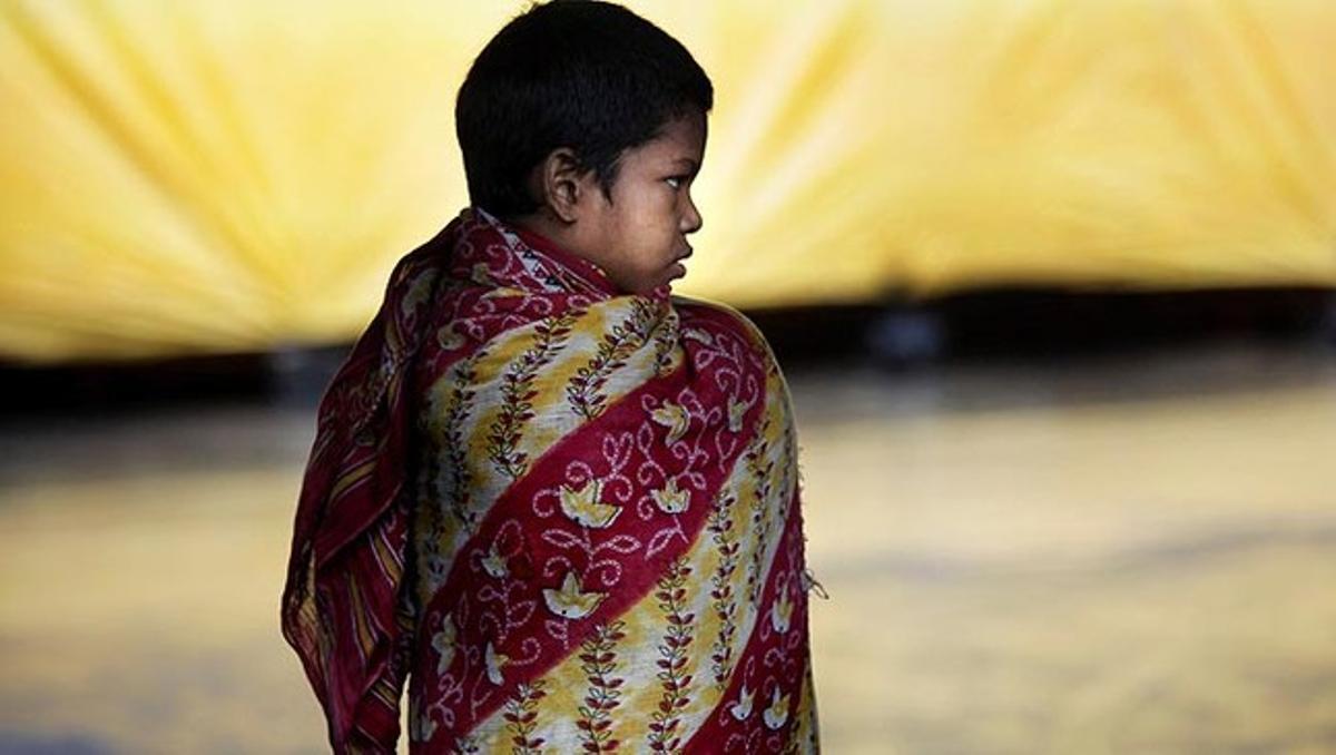 Un nen es refugia aquest dijous d’una forta pluja a Calcuta. A finals de maig, el monsó va arribar a l’Índia entrant per l’estat de Kerala i continua des d’aleshores el seu pas per la resta del país.