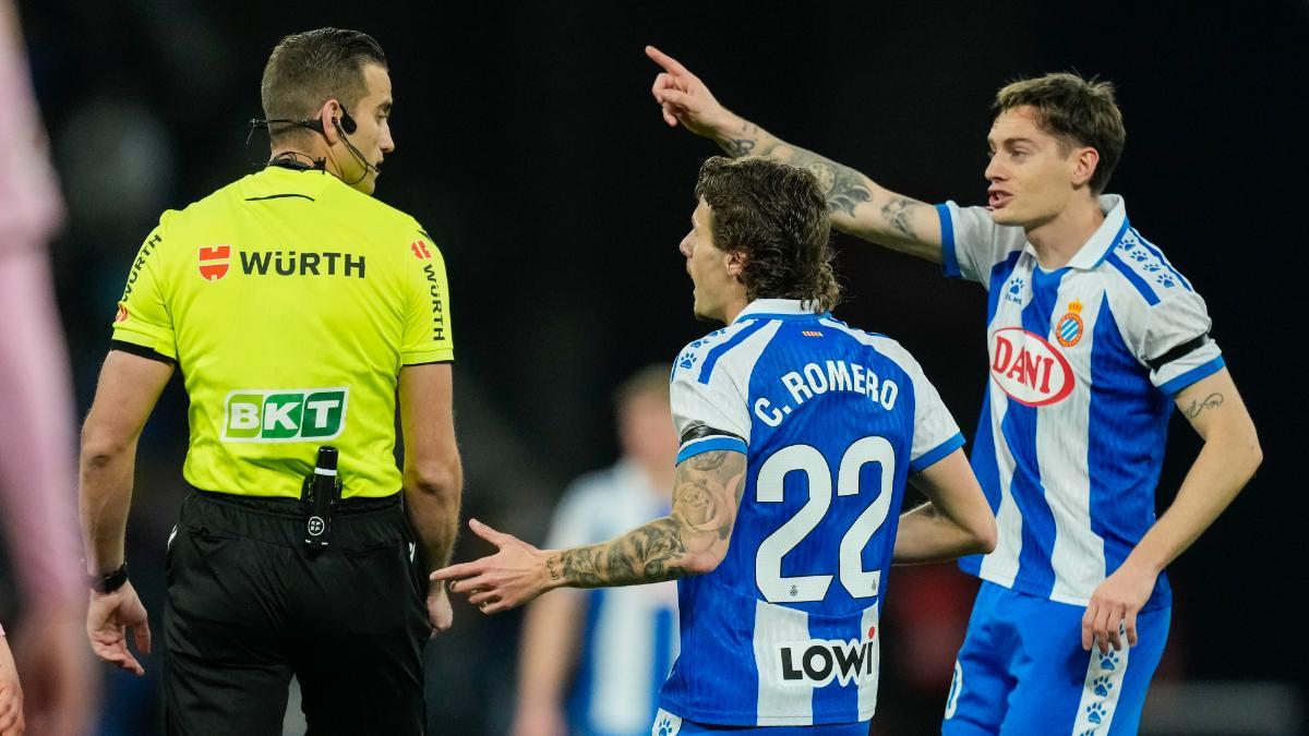 Pol Lozano y Carlos Romero, durante el duelo contra el Oviedo