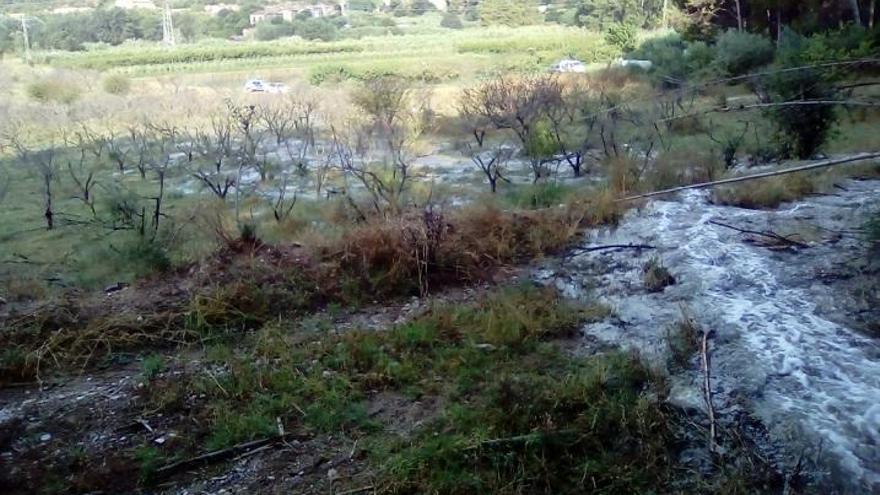 L&#039;aigua salobre vessant cap a uns camps de conreu d&#039;Olesa