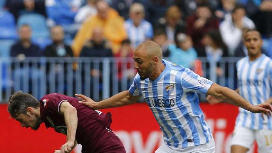 Luisinho se anticipa a Amrabat durante una jugada del partido del pasado domingo en Málaga.