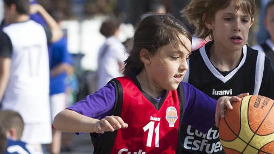 Dos niños juegan con las camisetas de la Cultura del Esfuerzo