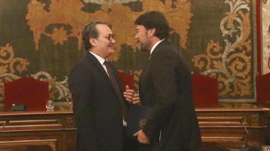Sanguino (PSOE) y Barcala (PP) conversan en un receso de un reciente pleno municipal