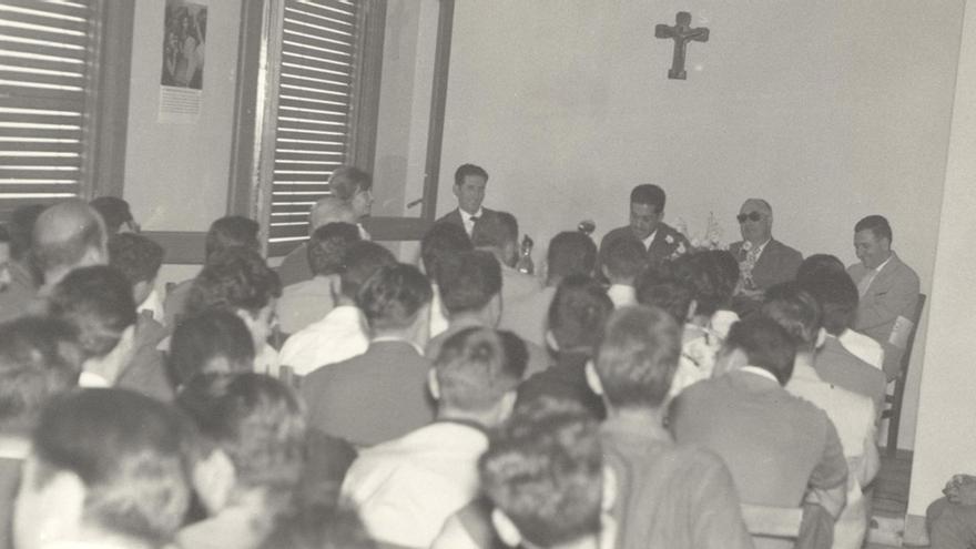 Una conferència en el primer edifici, a la plaça de la Creu - Arxiu biblioteca de Puig-reig