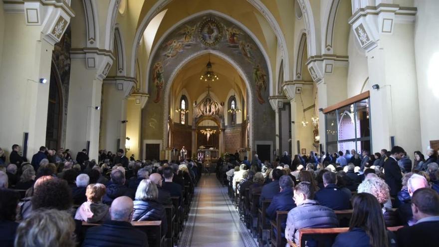 Una imatge de l&#039;església, plena a vessar, en el funeral