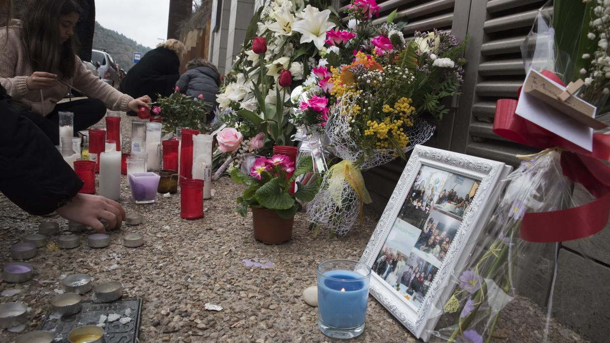 VECINOS DE SALLENT DEPOSITANDO FLORES Y VELAS EN LA ZONA DONDE SE PRECIPITARON AL VACIO