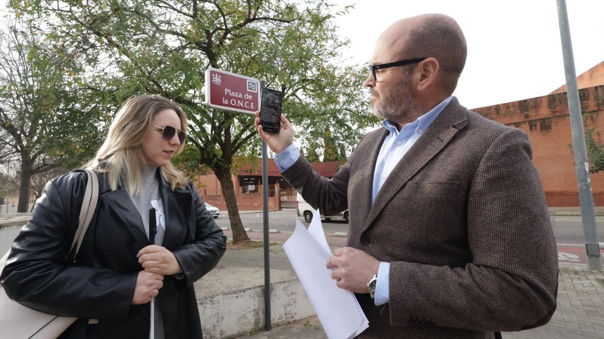 Anabel Mercado, directora de la ONCE en Córdoba, y Bernardo Jordano, delegado de Accesibilidad.