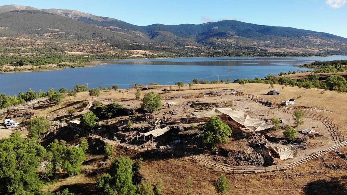 La Comunidad de Madrid reúne a más de 100 arqueólogos y paleontólogos en la 25ª campaña de excavación de El Valle de los Neandertales.