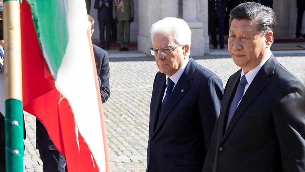 Mattarella y Xin pasan revista a la Guardia de Honor italiana en el palacio presidencial Quirinale, en Roma.