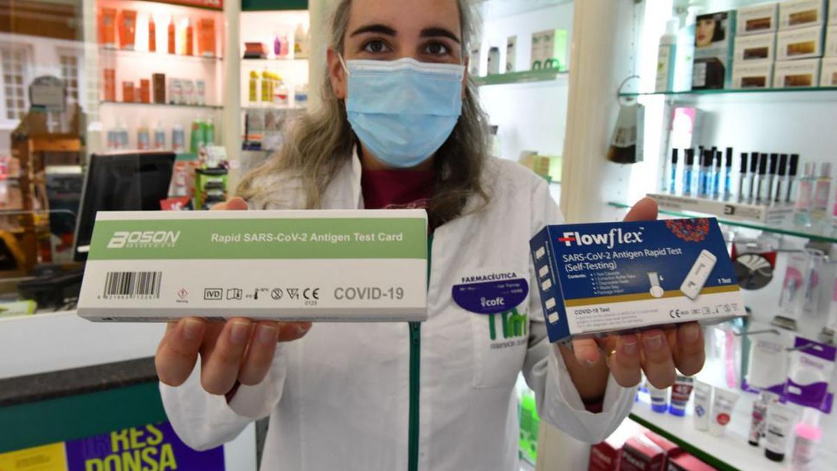 Test de autodiagnóstico deCOVID-19 en una farmacia gallega. / VÍCTOR ECHAVE