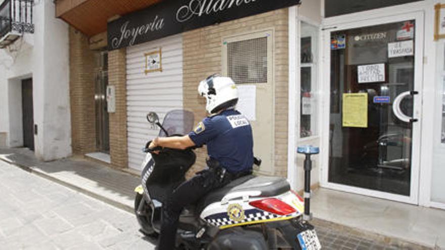 Un agente de la policía local de Nàquera patrulla en moto por la población.